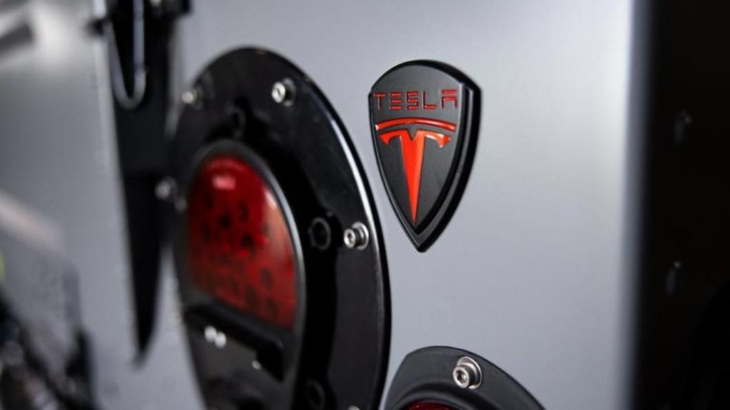 這款車配備來自Tesla的電動雙馬達設計。（圖／North American Electric Vehicles提供）