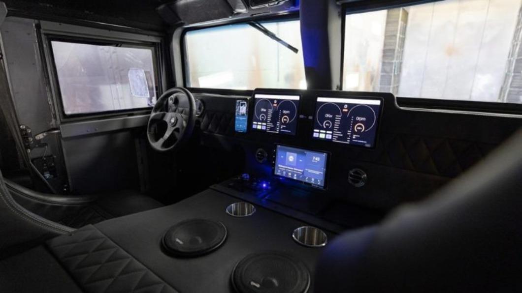 軍事風格的內裝與佈局。（圖／North American Electric Vehicles提供）