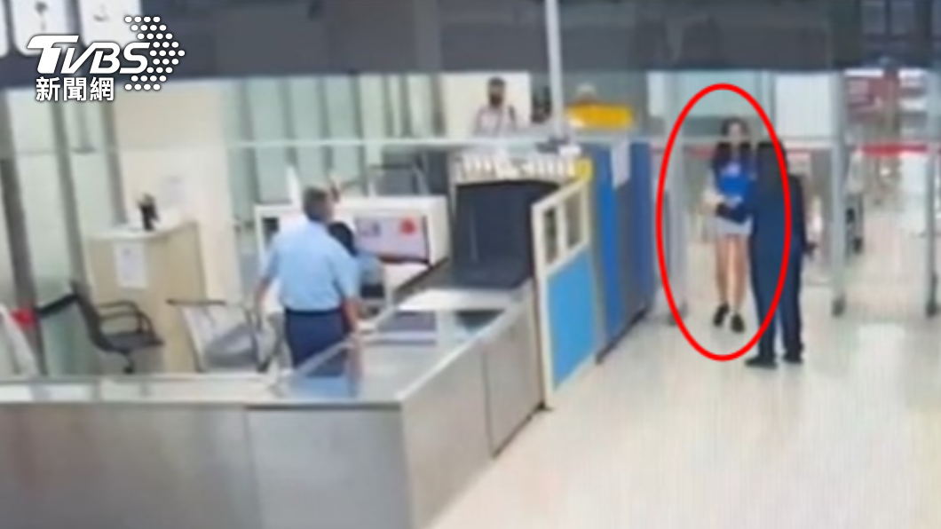 越南妹機場安檢畫面曝!攜毒赴澎湖 竟「踮起腳尖」走路