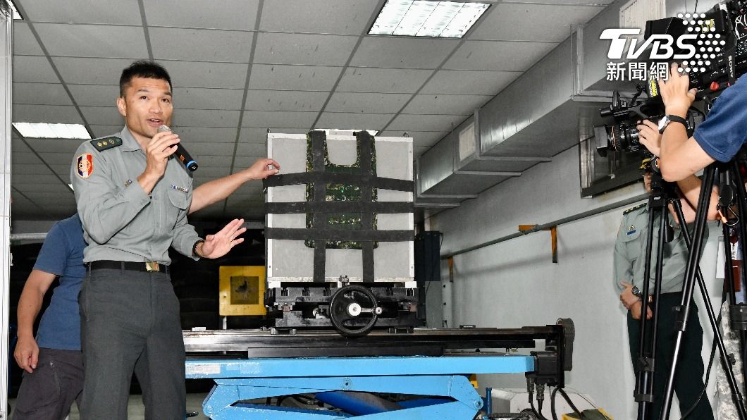 國防部今日在宜蘭大福兵器試驗廠進行三級抗彈板實彈鑑測;圖為兵器試驗場副主任魏文福在彈道館說明測試過程。(圖/胡瑞麒攝)