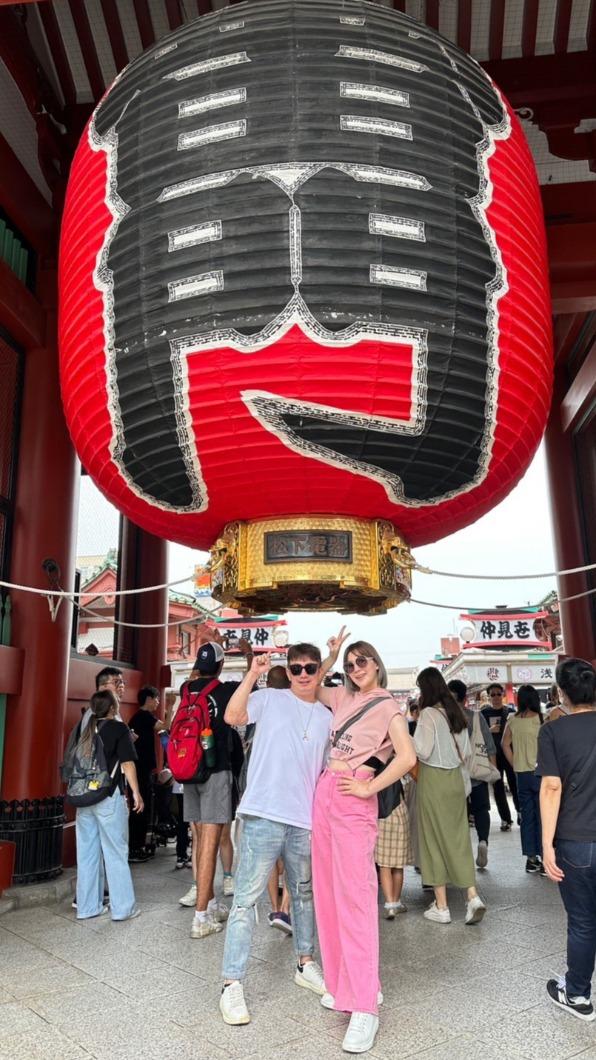 彭正(左)和郭婷筠到淺草寺祈福。(圖/時代創藝提供)