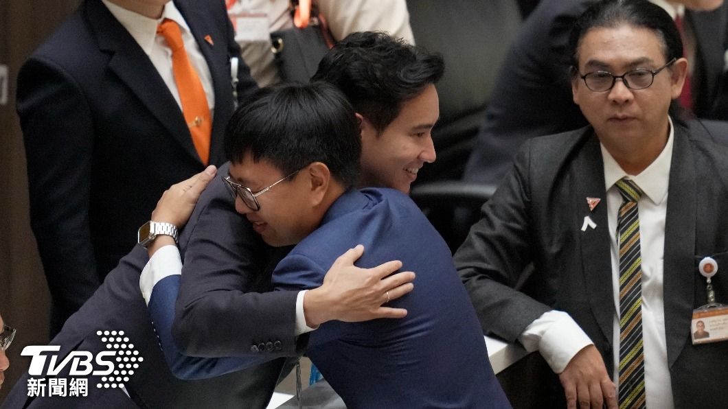 法院正式禁令出爐,同黨與盟友議員相繼上前擁抱皮塔,給予支持和鼓勵。(圖/達志影像美聯社)