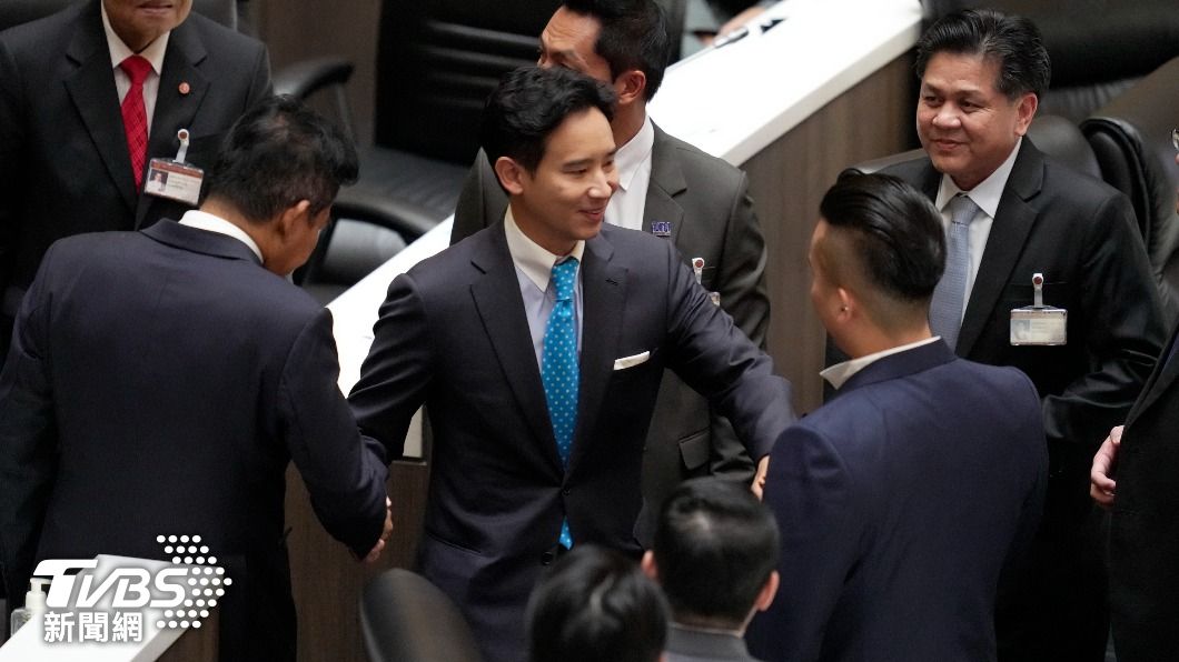 前進黨黨魁皮塔遭法院凍結議員資格,被迫離開總理提名會議。(圖/達志影像美聯社)