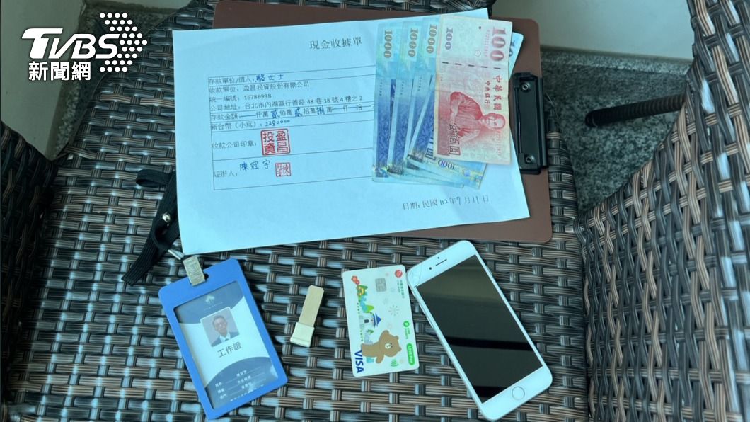 員警查扣偽造工作證、印章、現金收據單、手機2支、信用卡1張、現金5500元等證物。(圖/TVBS)