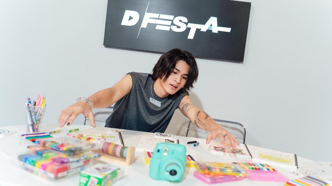 柯棨棋體驗「D’FESTA TAIPEI」展覽。(圖/寬宏藝術提供)
