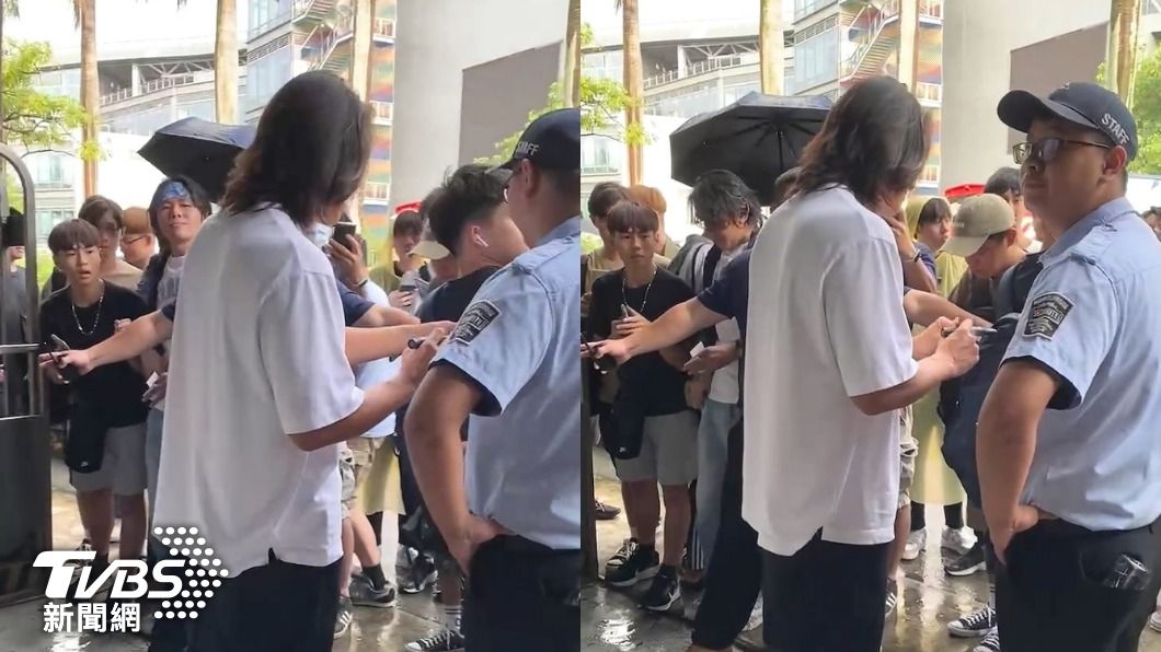 姜成鎬前後大約幫粉絲簽名簽了5分鐘左右。(圖/林坤緯攝)