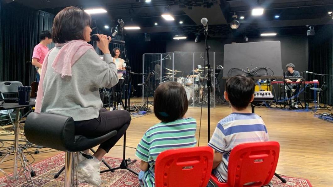 李心潔這陣子練唱時,雙胞胎兒子偶爾會乖乖陪同。(圖/寬宏藝術提供)