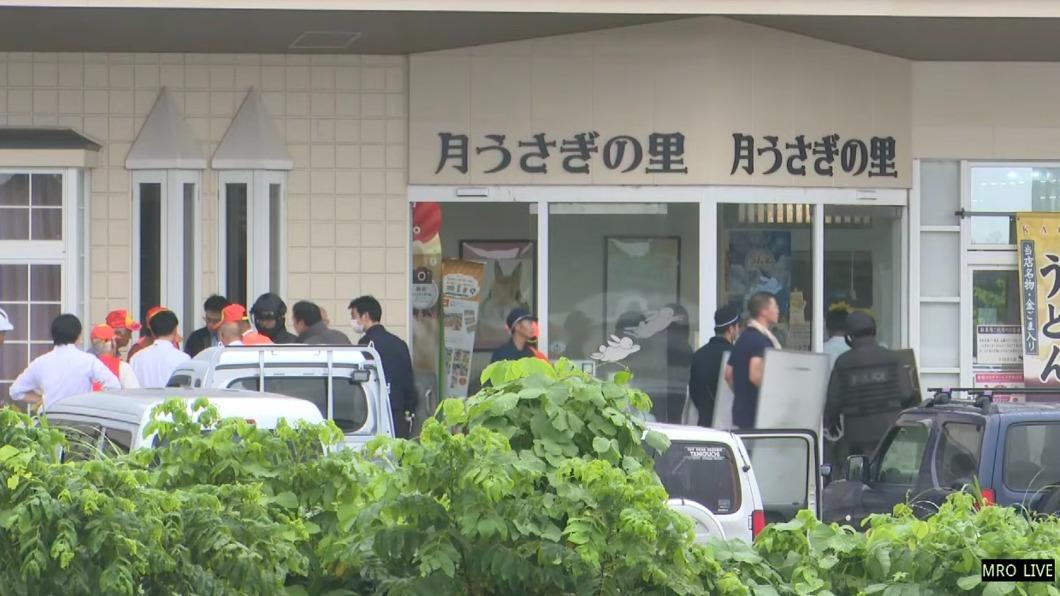 警方持盾進入月兔村的建築物內。(圖/翻攝自@JSDFDAISUKI推特)