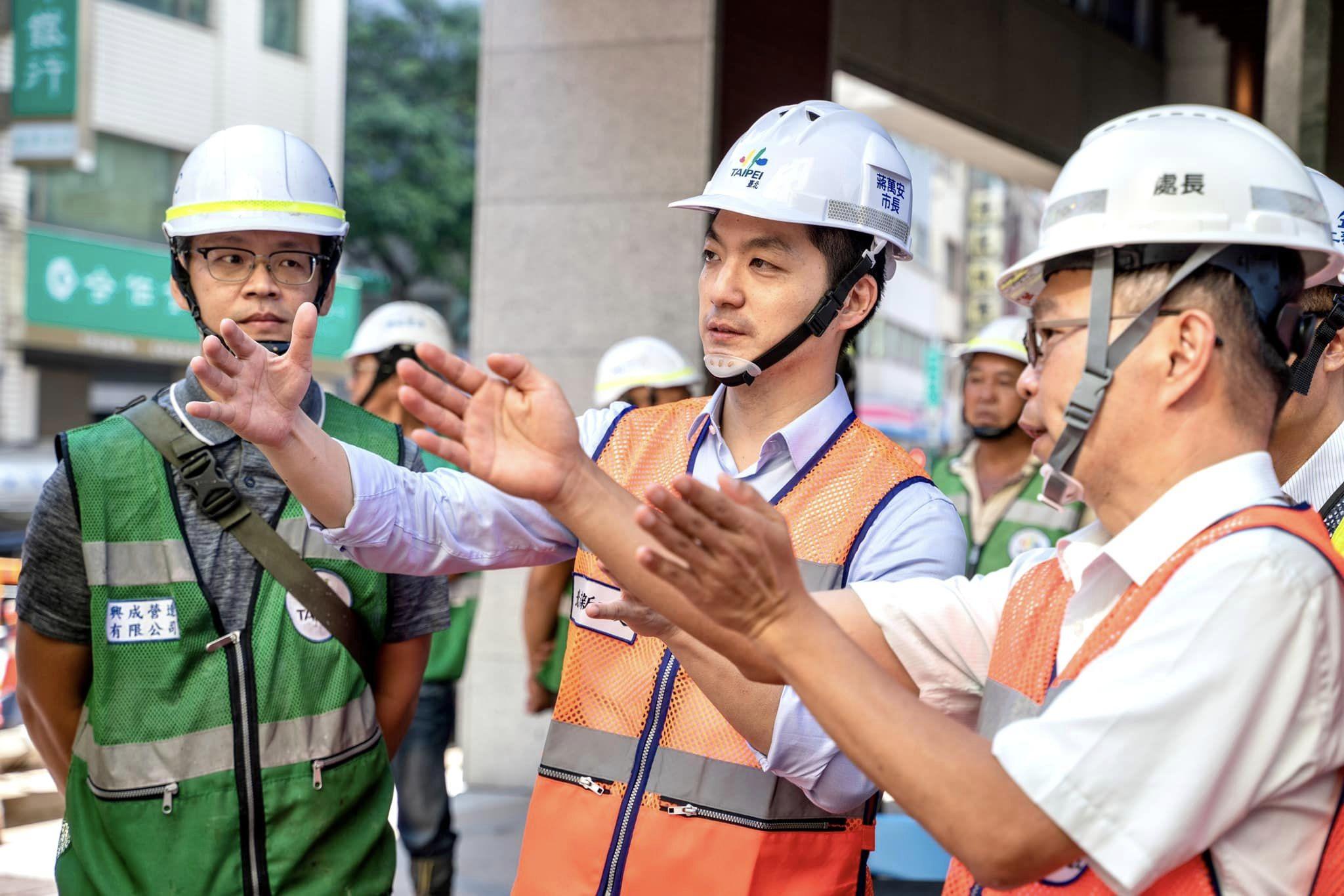 北市府搶修南京西路天坑,提早兩天通車。(圖/蔣萬安臉書)