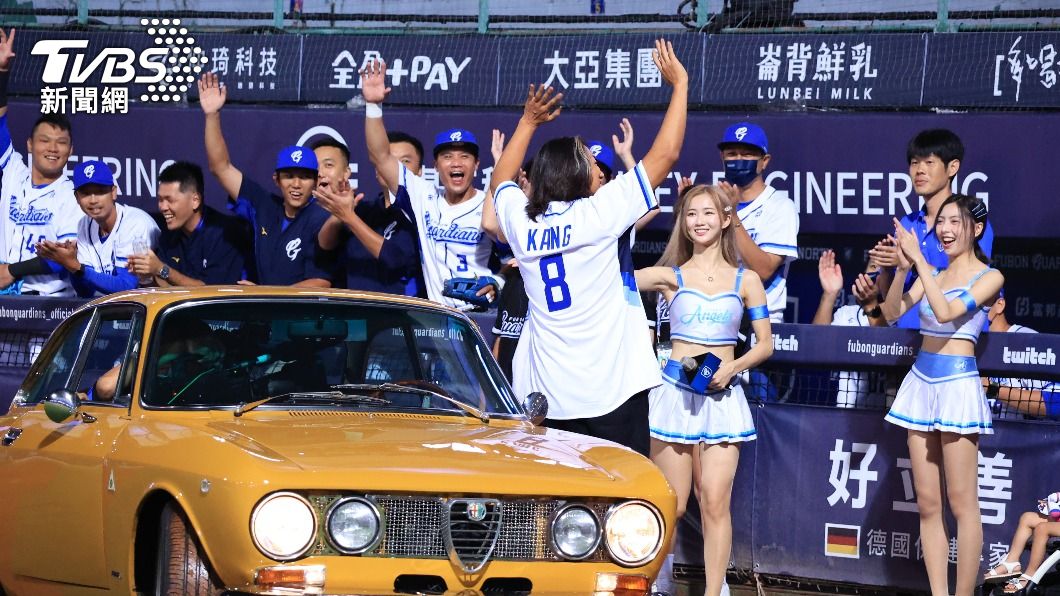 以《玩命關頭》走紅的姜成鎬,搭乘經典跑車登場。(圖/黃城碩攝)