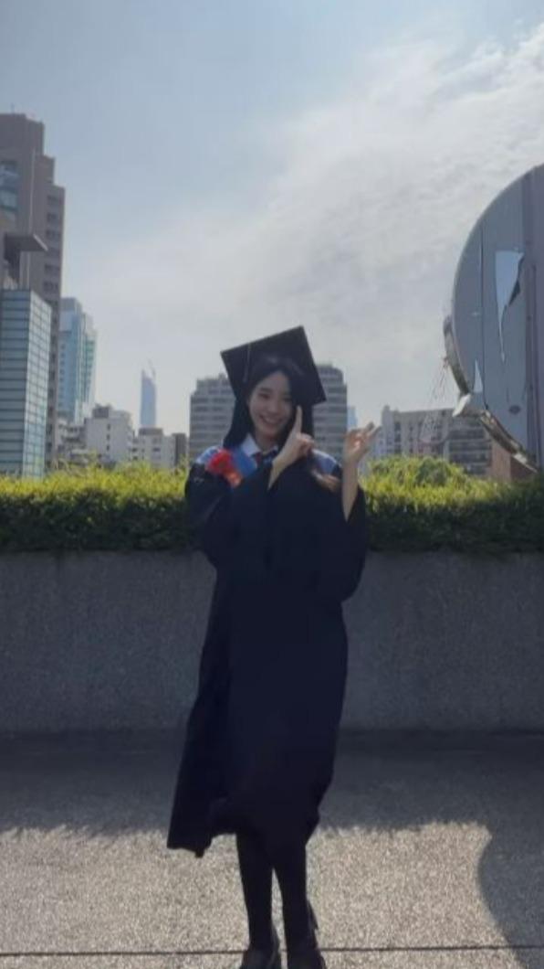 Lily先前曬出穿著學士服的美照。(圖/翻攝自Lily臉書)