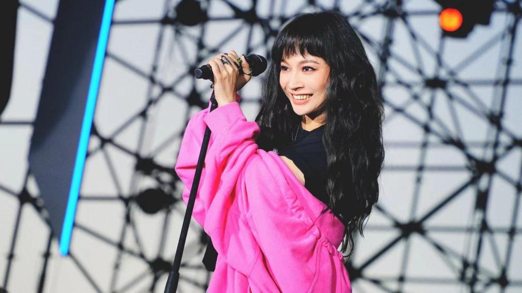 Faye的7月工作全數喊卡。(圖/翻攝自Faye臉書)