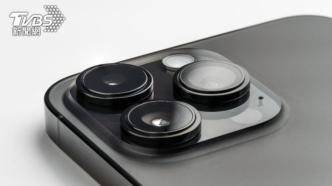 SONY的影像感測器傳面臨良率不佳的問題,恐導致iPhone 15 Pro Max延後開賣。(示意圖/shutterstock達志影像)