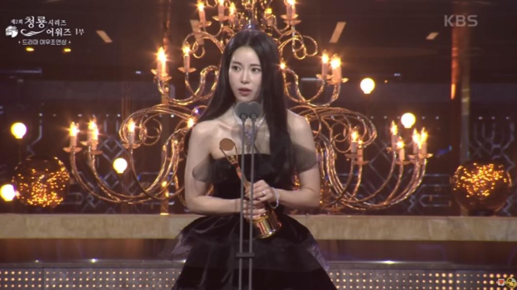 飾演「朴涎鎮」的林智妍奪得最佳女配角,最後也幽默向名字叫涎鎮的人道歉。(圖/翻攝自KBS Entertain)