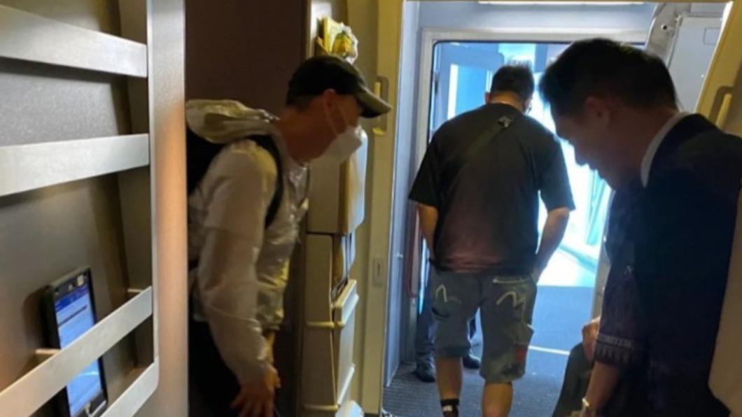 網友拍到張學友親切地跟機組人員道別。（圖／翻攝自微博）