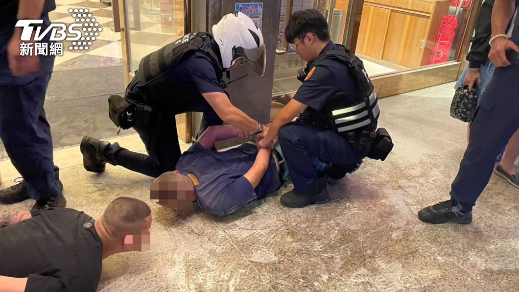 女友跟人約唱K　醋男持瓦斯槍、滅火器鬧場慘被壓制
