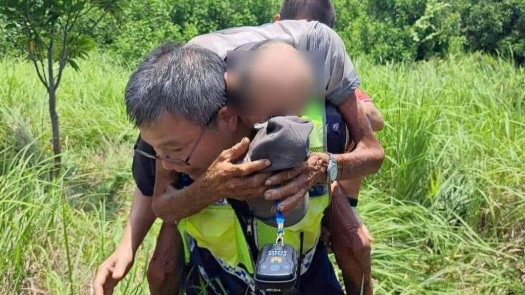 九旬翁虛脫!白髮暖警豔陽下背走百米脫困 家屬全紅了眼眶