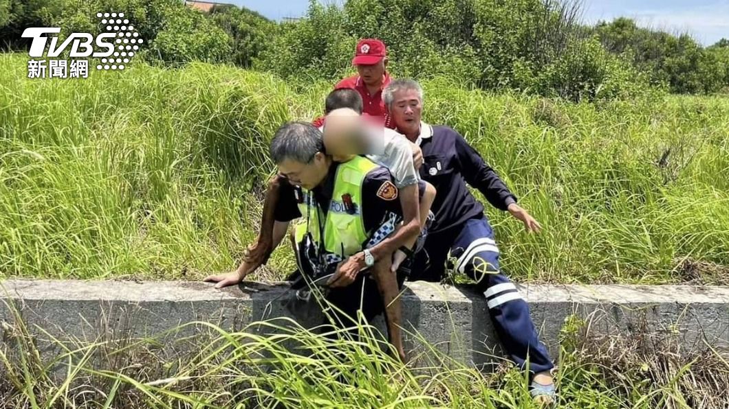 員警背老翁穿越矮牆、水溝。（圖／TVBS）