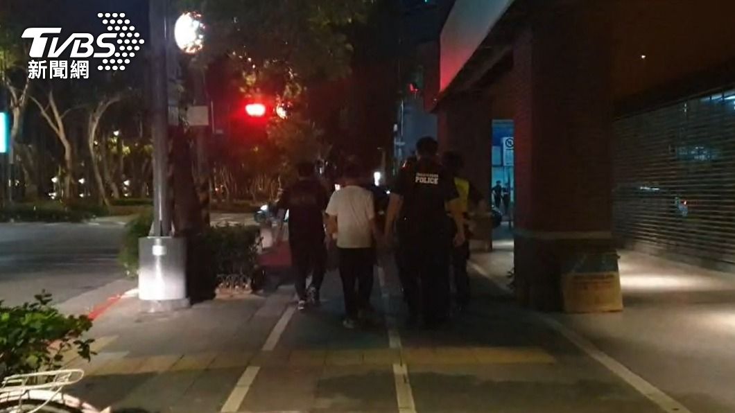 警方循線帶回多名涉嫌施暴、擄人的男子。(圖/TVBS)