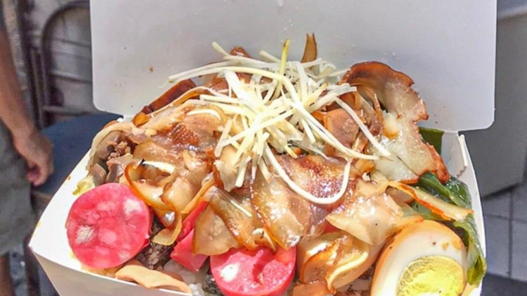 滷味飯分量十足，料多到把白飯都蓋住，一份只要60元。（圖／跟著尼力吃喝玩樂提供）