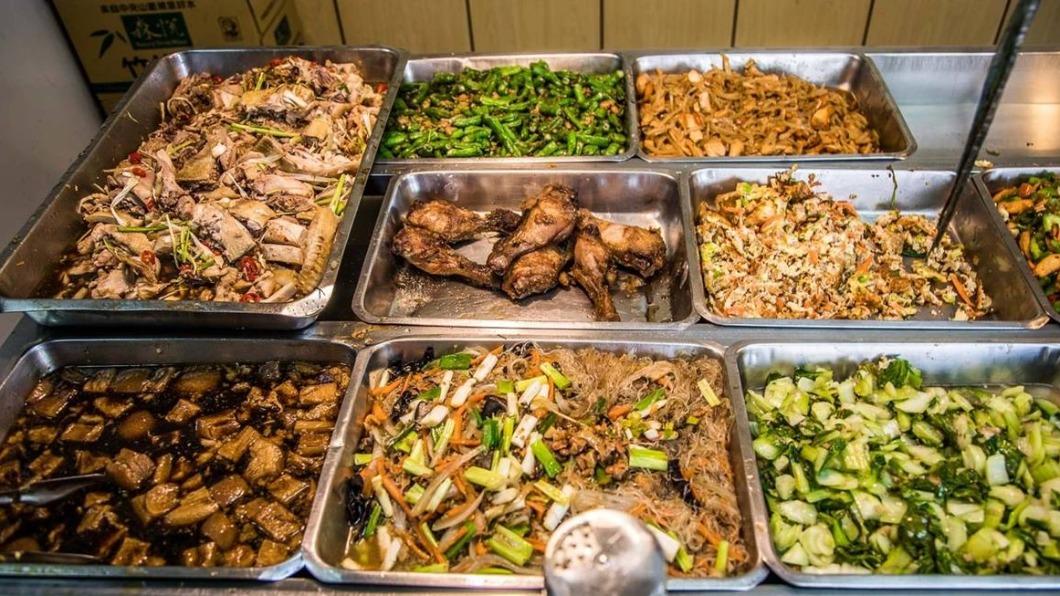 店家用餐的規則是夾菜前先給老闆80元,就可以內用吃到飽,連白飯跟湯也是無限量供應!(圖/大手牽小手。玩樂趣提供)