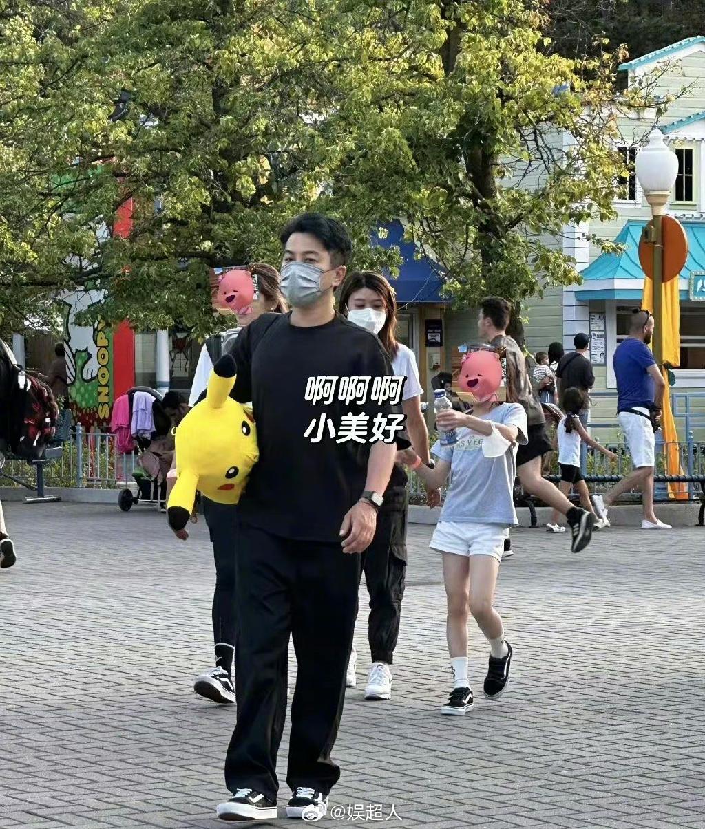 劉愷威帶著女兒小糯米赴加拿大某遊樂園。（圖／翻攝自娛超人微博）