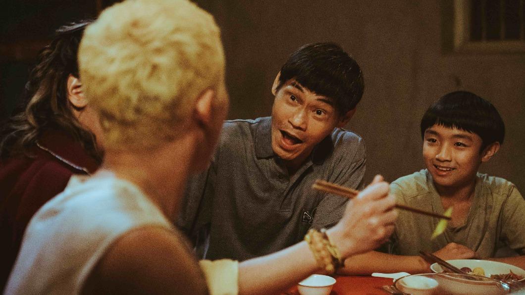 潛力童星阮柏皓(右)跟夏靖庭飾演一對都具有通靈眼的祖孫。(圖/紅衣小女孩股份有限公司提供)
