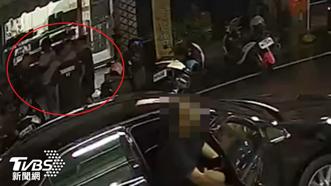 雙方在店家騎樓打起來。（圖／TVBS）