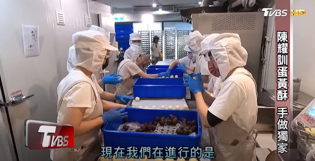 製作蛋黃酥的檔期長達2個月，每天會有2班師傅輪流趕工。（圖／TVBS）