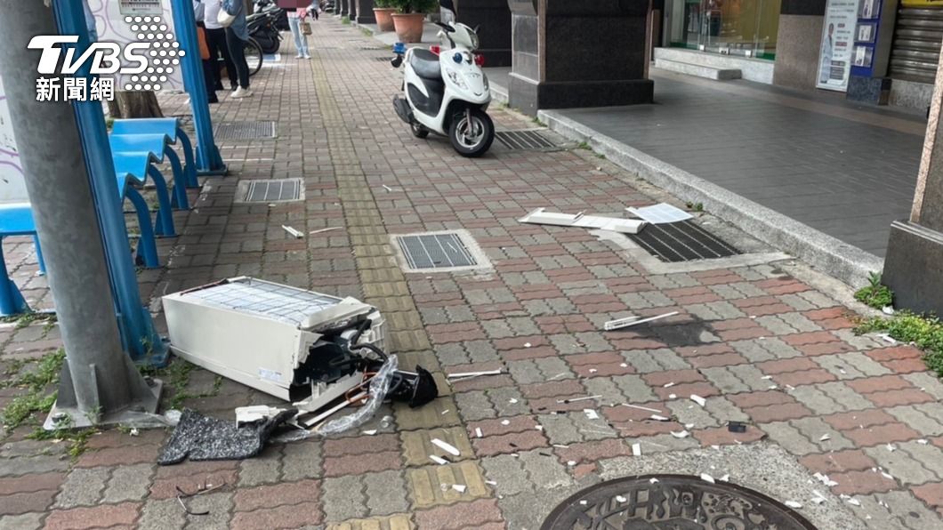 女大生等公車遭冷氣機砸中。(圖/TVBS)