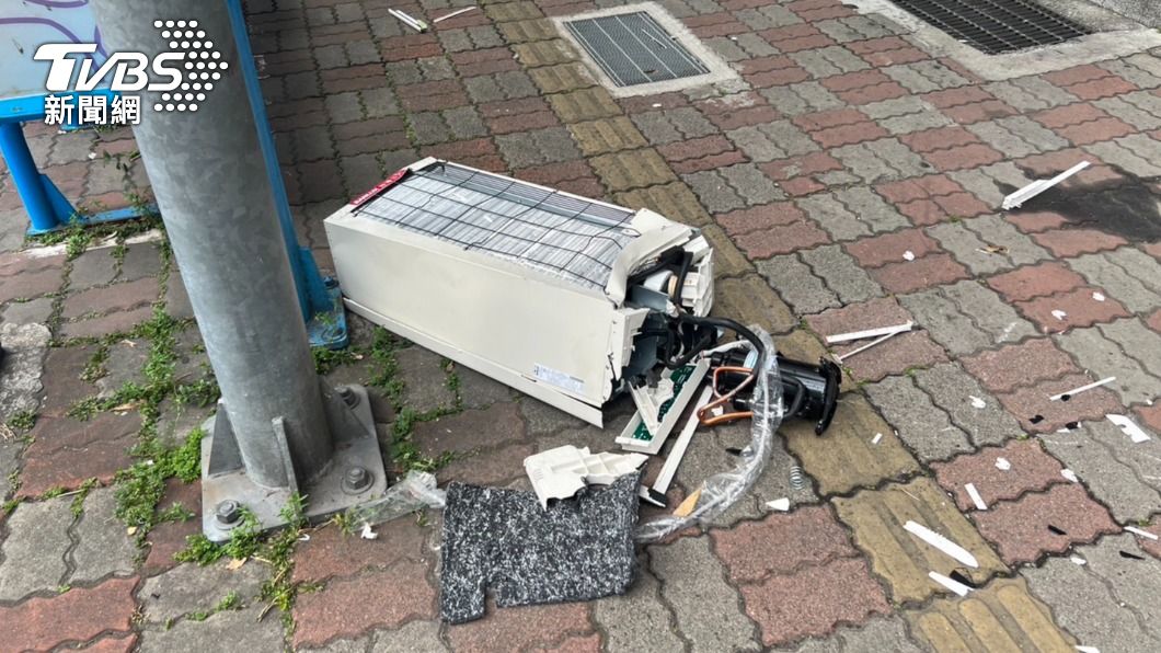 一名女大生在新埔捷運站旁等公車，未料卻遭從17樓高墜落的冷氣機砸中頭部。（圖／TVBS）