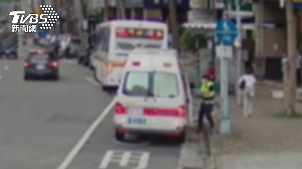 消防人員到場前姐姐持續對女大生實施CPR。(圖/TVBS)