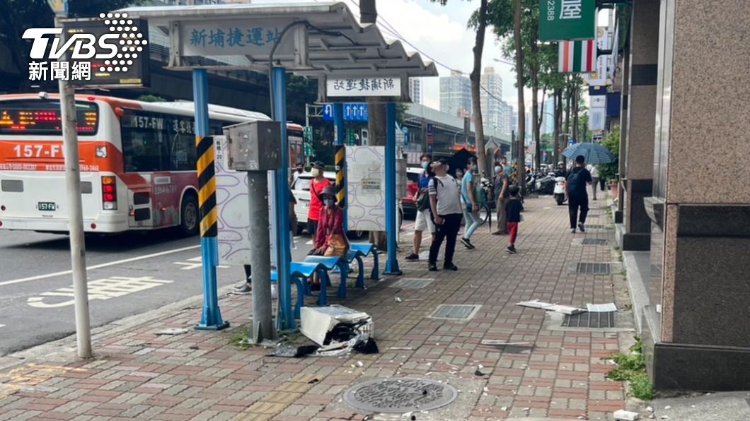 冷氣機砸死女大生。(圖/TVBS)