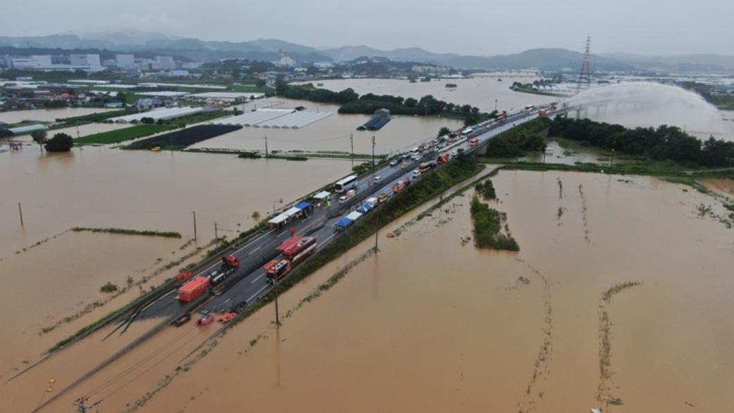 距離五松地下車道約300公尺的美湖江潰堤。(圖/翻攝自《香港新聞網》)