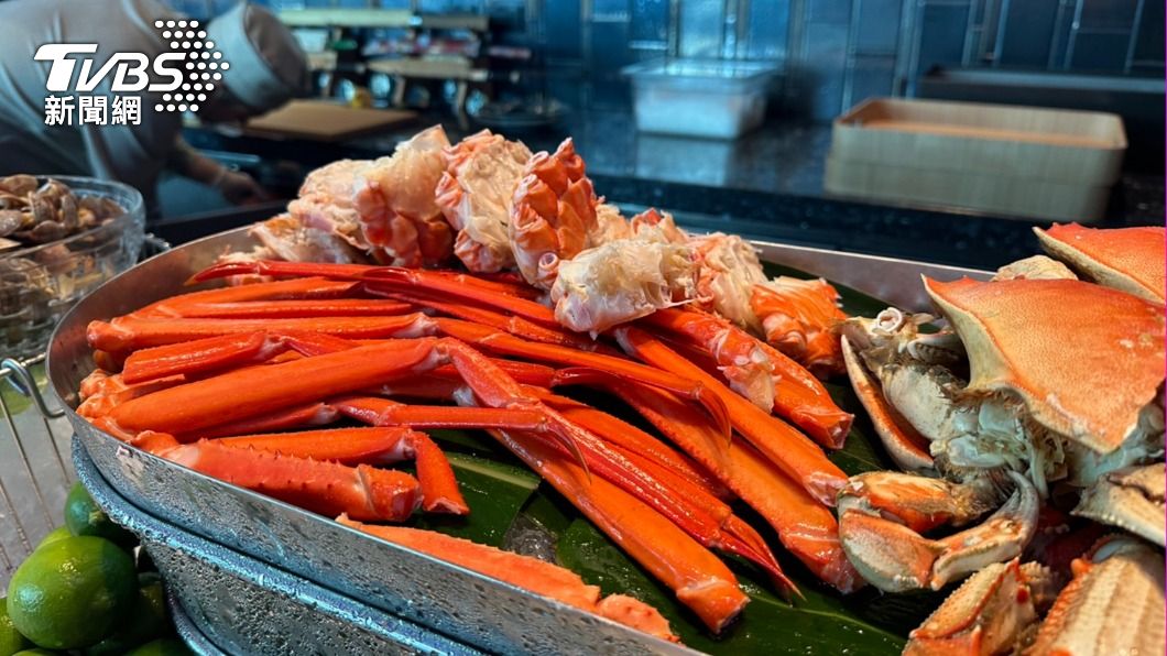 除各式季節蟹外,更有松葉蟹腳任你拿。(圖/葉韋辰攝)