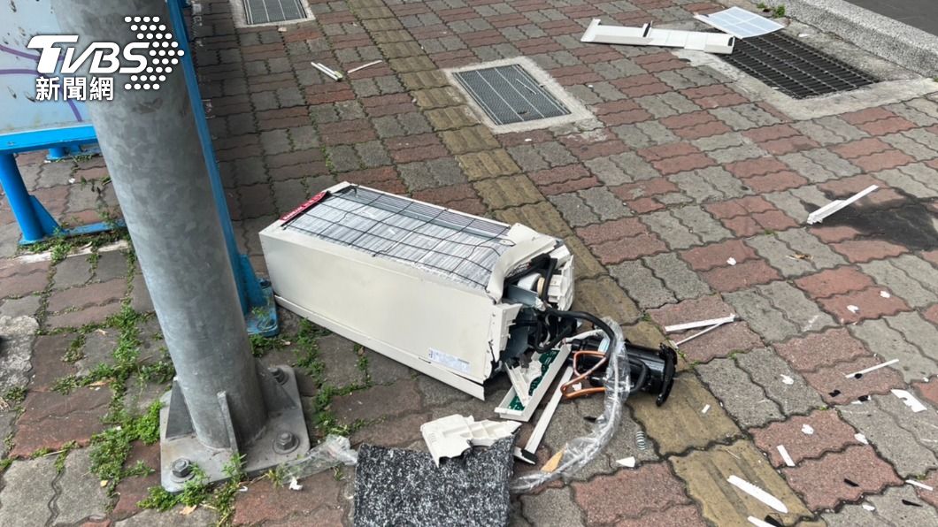 新北市板橋新埔捷運站旁一處社區大樓17樓,今日室外機砸中一名女大生。(圖/TVBS)
