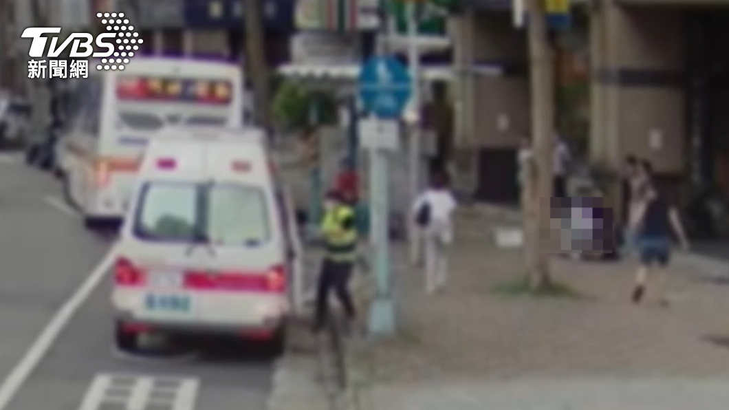 熱心路人輪流替女大生實施CPR。(圖/TVBS)