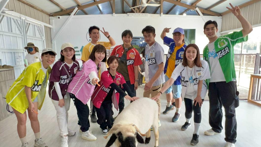 陳妤(左起)、王宇婕、峮峮、許孟哲、蔡黃汝、孫協志、柯叔元、王仁甫、黃薇渟與管麟一同到新竹出外景。(圖/中視提供)