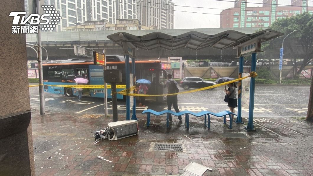 一名女大生等公車時遭冷氣砸中死亡。（圖／中央社）