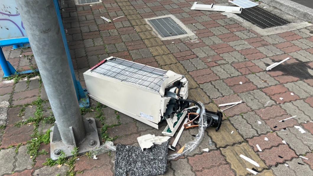 冷氣機砸中女大生頭部,送醫搶救後身亡。(圖/TVBS)