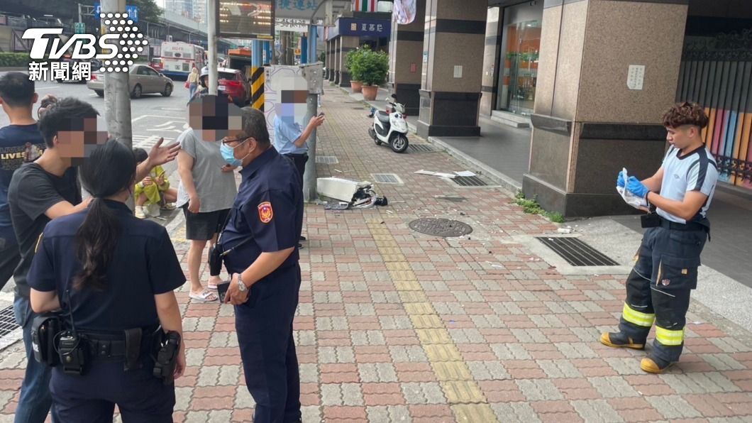 新北市板橋稍早發生冷氣機砸死女大生的死亡意外。(圖/TVBS)