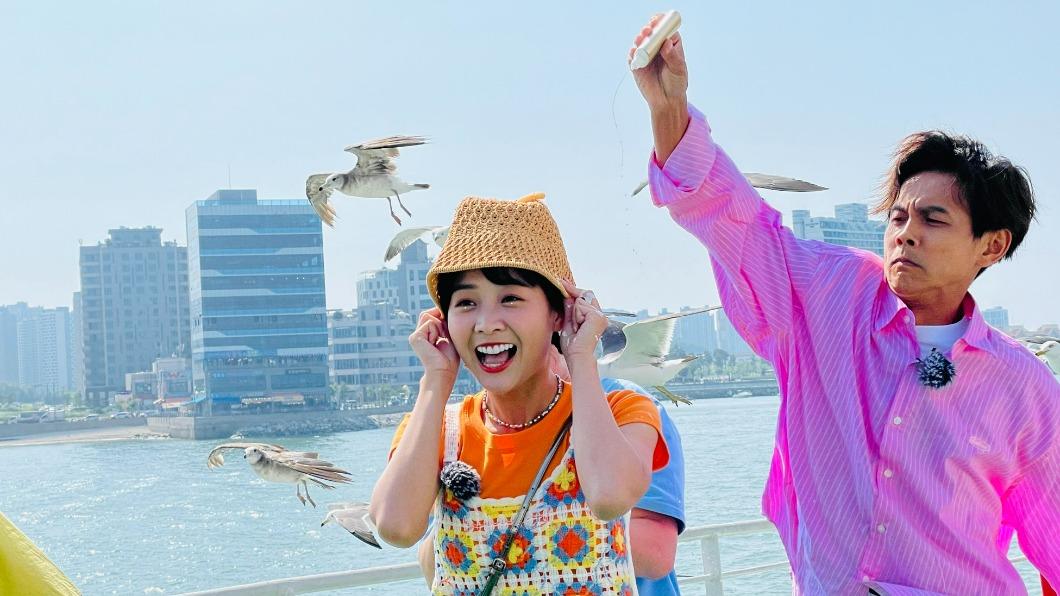 阿翔故意在籃籃頭上擠防曬乳,假裝是鳥屎。(圖/民視提供)