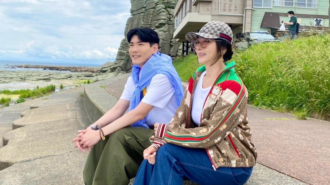 2人吃美食,也邊賞風景。(圖/民視提供)