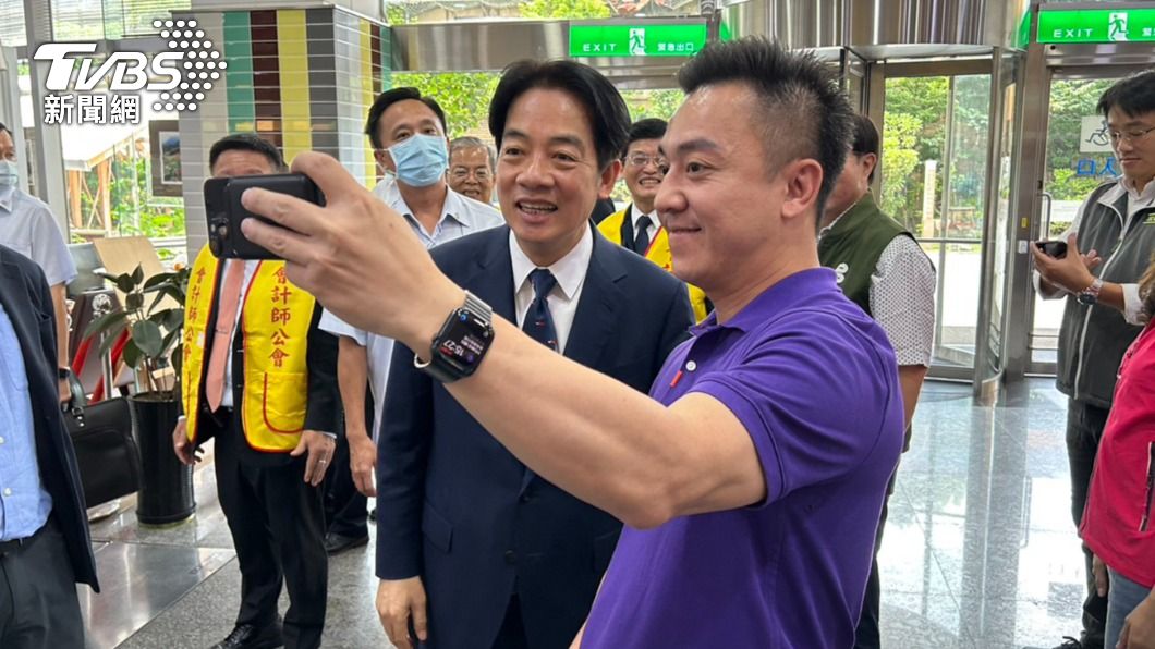 賴清德進場前與熱情支持者合照。(圖/黃宣尹攝)