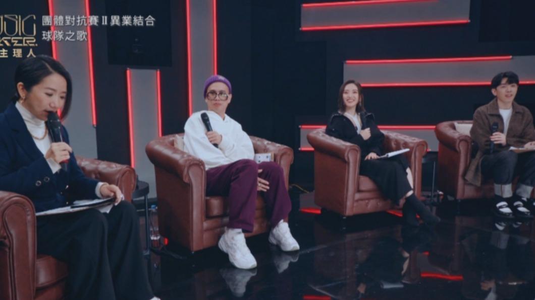 主持人陶晶瑩(左)與飛行導師由呂士軒(左二起),閻奕格,李友廷一同幫選手評分。(圖/東風衛視提供)