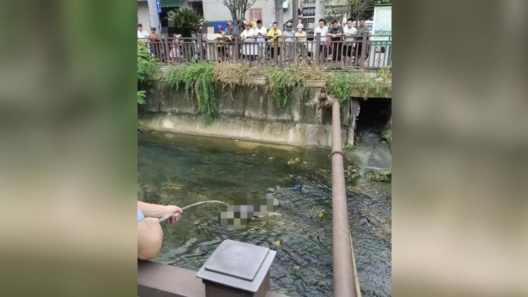 悚!江西汙水排放溝渠驚現「浮屍」 僅剩下半身嚇傻居民