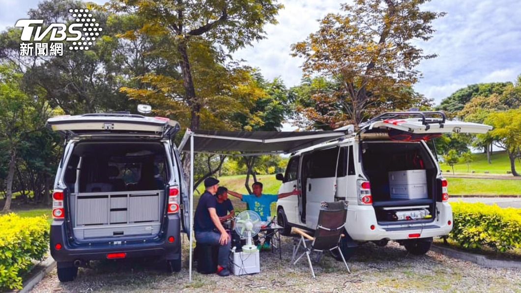 台中市議員謝志忠臉書分享與車友體驗專區。車泊專區停車位大,提供空間能車邊拉開帳棚擺桌。(照片謝志忠提供)