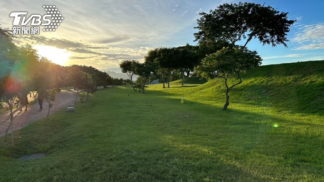后里環保公園位於大甲溪畔,地勢相對較高風大涼爽,有樹蔭有草地,適合放風箏。