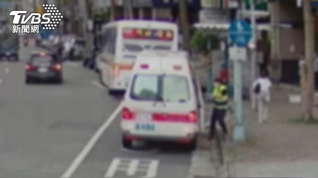 消防人員到場前姐姐持續對女大生實施CPR。(圖/TVBS)