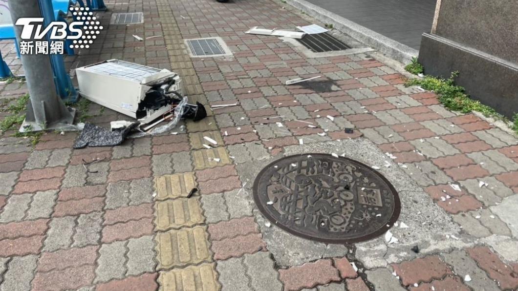 政大女大生等公車時遭墜落冷氣砸中身亡。(圖/TVBS資料畫面)